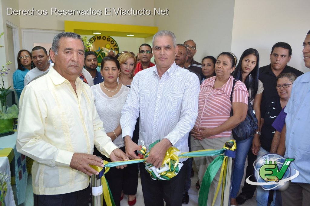 Corte de cinta por el director acompañado del alcalde Blanco Almánzar e invitados